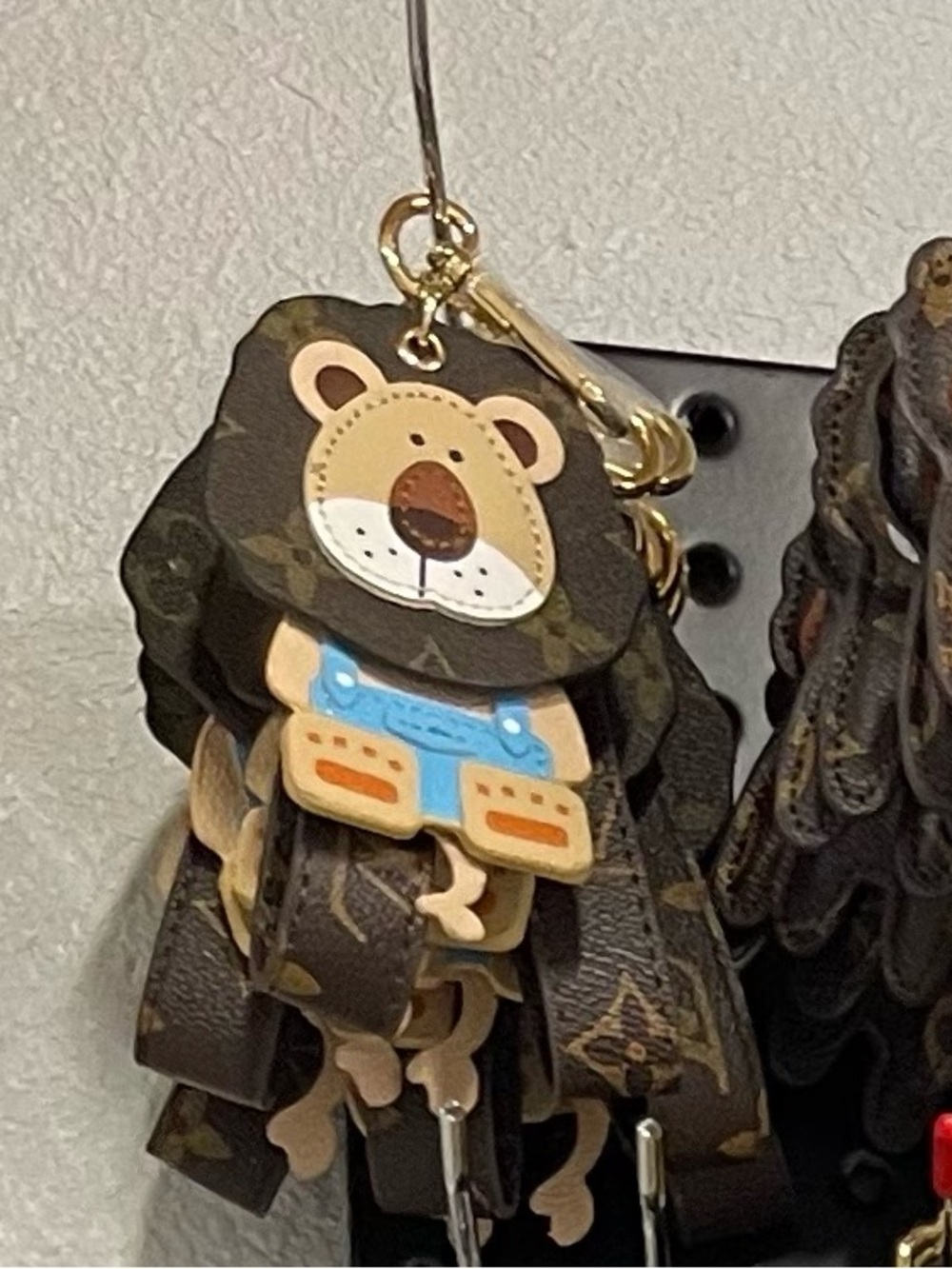 Cute lion keychain purse charm with monogram backing. Movable bottom